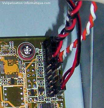Montage des câbles reliant les LEDS et interrupteurs du boîtier à la carte-mère